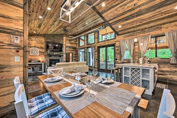 Dining - Upscale cabin-patio oasis-relaxing spa-book3get1free. (Broken Bow)