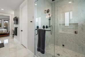 Ensemble baignoire-douche, séchoir à cheveux, serviettes fournies