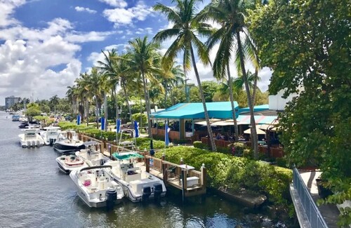 Swim Up Bar - Outdoor Paradise!