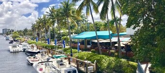 Swim Up Bar - Outdoor Paradise!