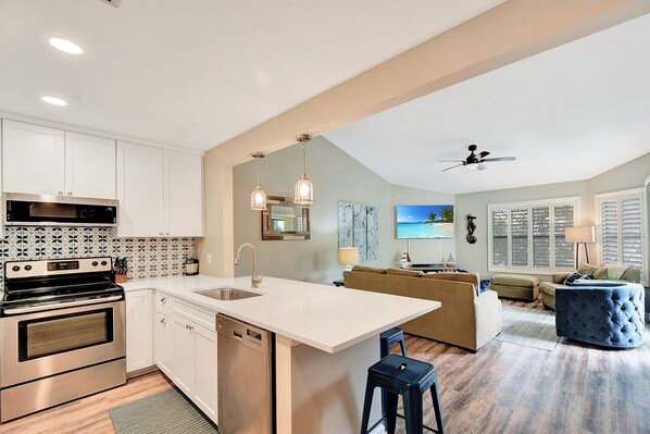 Kühlschrank, Mikrowelle, Ofen, Herdplatte