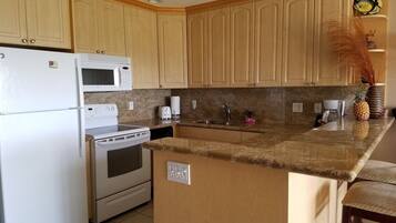 Kylskåp, mikrovågsugn, ugn och spishäll