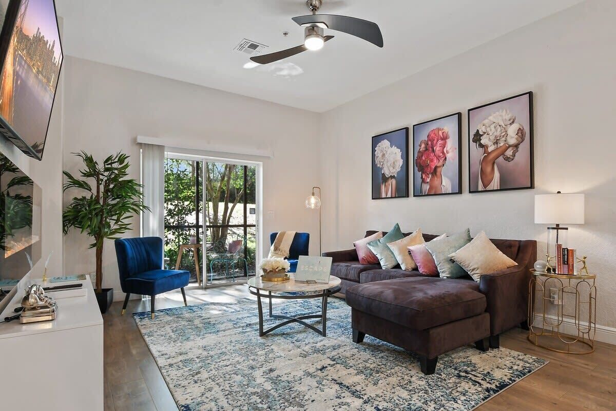 YOS-Bahama Bay Stylish first floor condo.