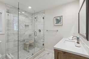 Combined shower/tub, towels