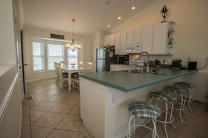 Kylskåp, mikrovågsugn, ugn och spishäll