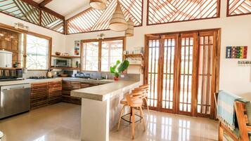 雪櫃、微波爐、焗爐、爐具