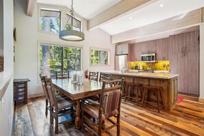 Dining - Refinded Stay Rocky Ridge #95 (Tahoe City)