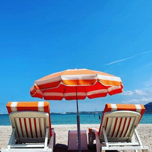 På stranden