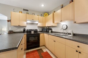 Réfrigérateur, four à micro-ondes, un four, surface de cuisson