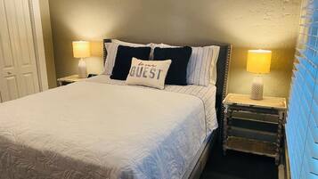 1 habitación, tabla de planchar con plancha y cuna de viaje