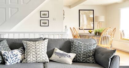 Traditional Cornish Cottage on Charlestown Harbour, parking, beach & pubs