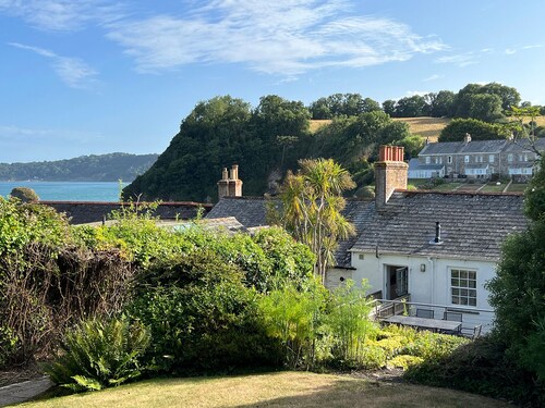Traditional Cornish Cottage on Charlestown Harbour, parking, beach & pubs