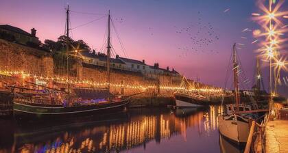Traditional Cornish Cottage on Charlestown Harbour, parking, beach & pubs