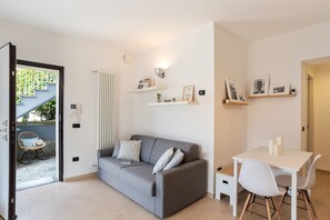 Apartament panoràmic | Sala d'estar | Televisor de 30 polzades amb canals digitals