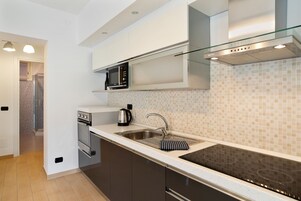 Apartamento panorámico | Cocina privada | Horno, lavavajillas, máquina de café espresso y hervidor eléctrico