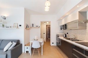 Apartamento panorâmico | Área de estar | TV 30 polegadas com canais digitais