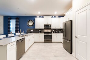 Køleskab, mikrobølgeovn, ovn, kogeplade