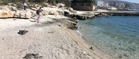 Una spiaggia nelle vicinanze