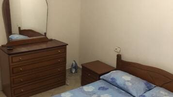 2 bedrooms, iron/ironing board, internet