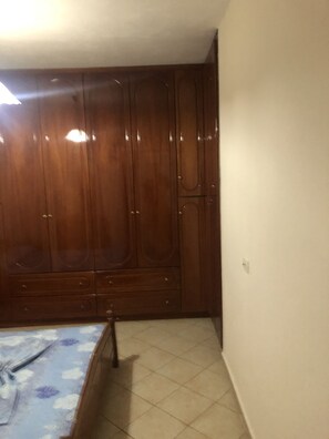 2 chambres, fer et planche à repasser, accès à Internet