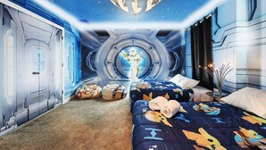 Ein futuristisches Zimmer mit einem zentralen, runden Fenster, einem Bett mit Bettwäsche im Weltall-Design und einer modernen Deckenkonstruktion.