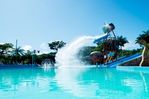 Piscina interna, 6 piscinas externas