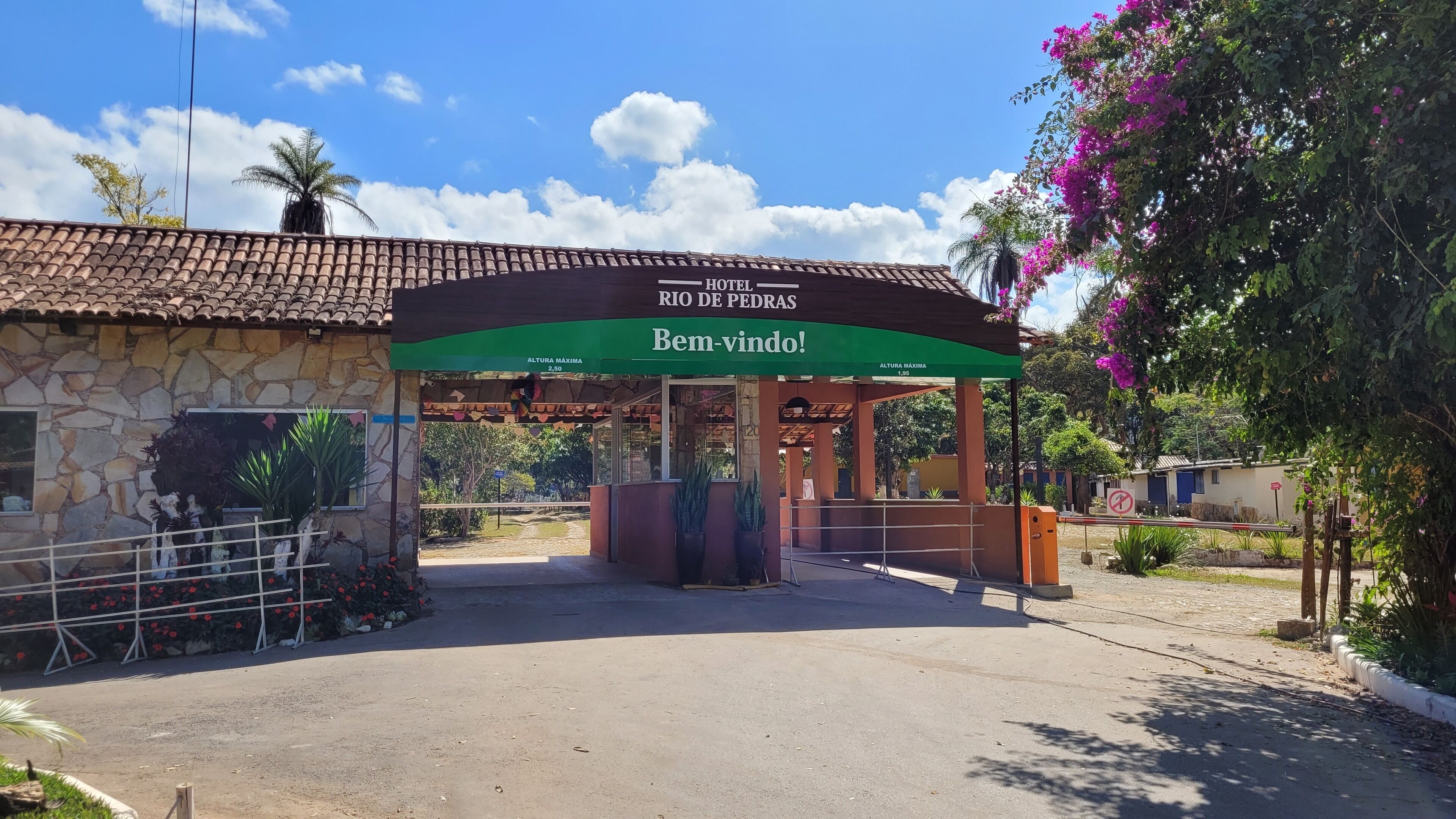 Vista frontal de la propiedad