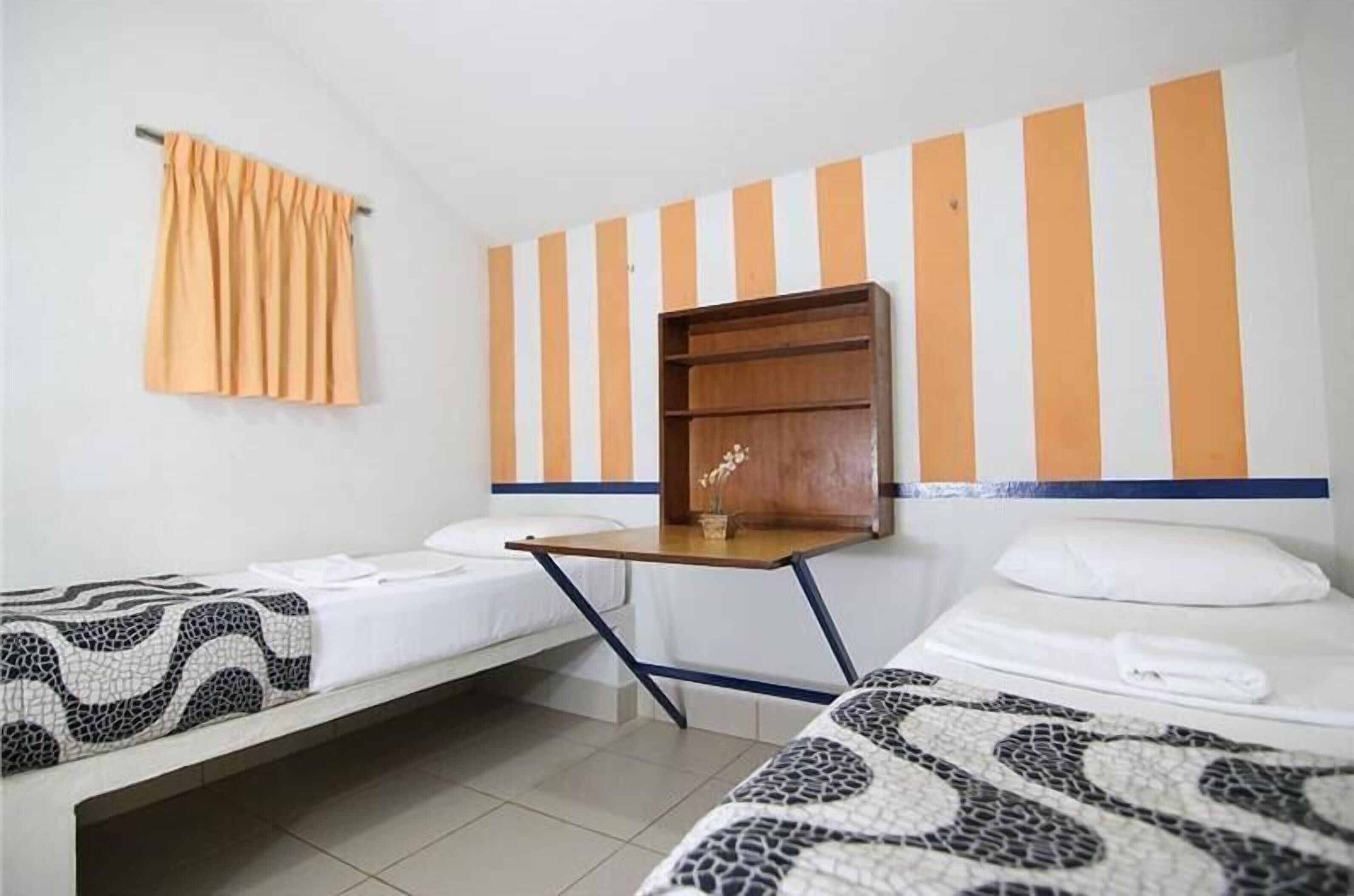 مساحة عمل للكمبيوتر المحمول وواي فاي مجانًا وملاءات أسرّة