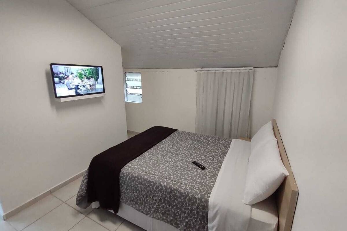 Chalet económico | Espacio para trabajar con laptop, wifi gratis y ropa de cama 