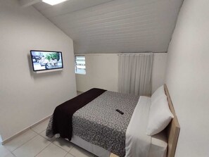 Chalé econômico | Espaço de trabalho para notebook, Wi-Fi de cortesia, roupa de cama