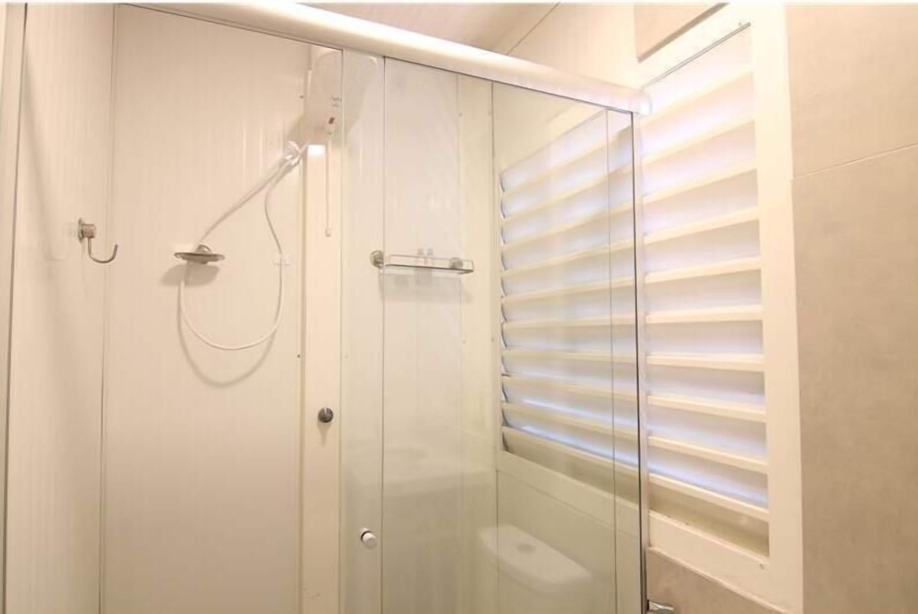Shower, towels