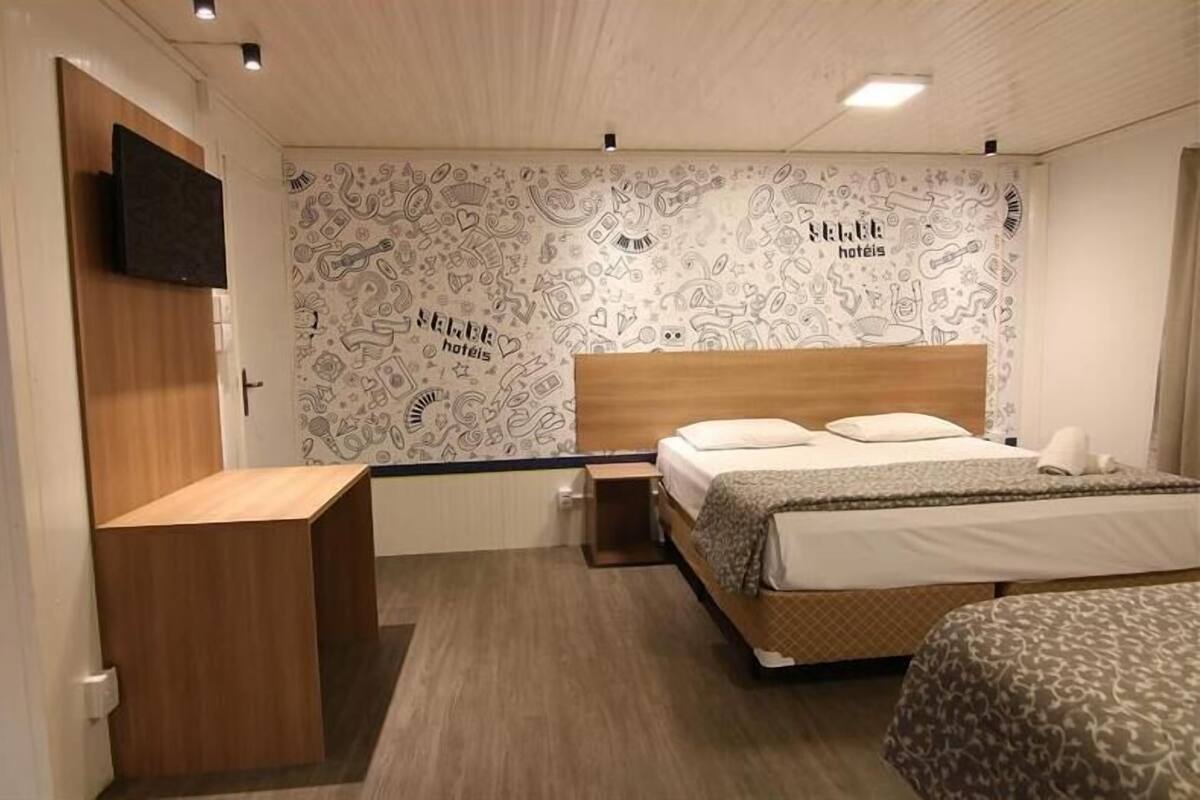 Habitación cuádruple Confort | Espacio para trabajar con laptop, wifi gratis y ropa de cama 