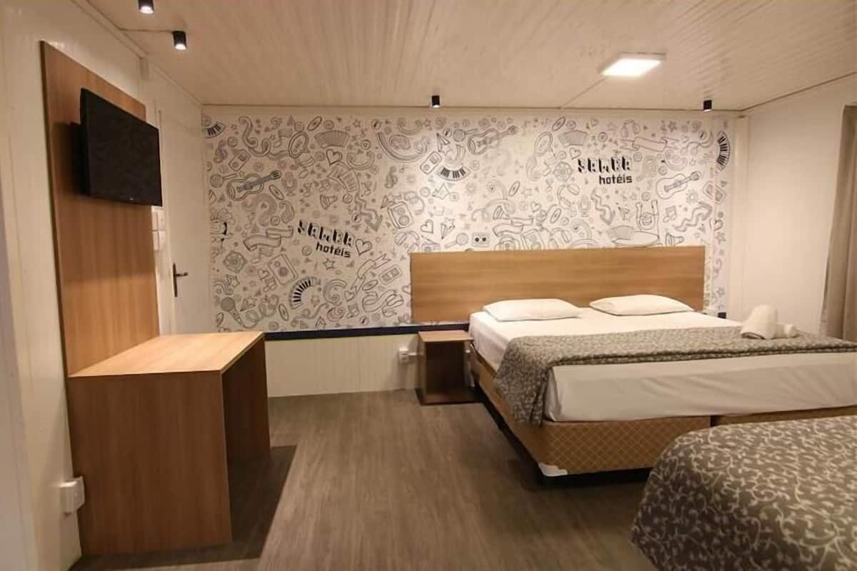Comfort vierpersoonskamer | 1 slaapkamer, een laptopwerkplek, gratis wifi, beddengoed