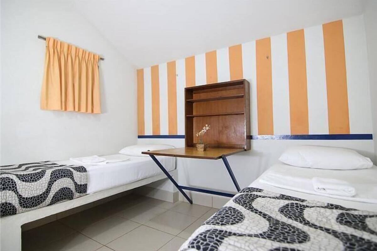 Espacio para trabajar con laptop, wifi gratis y ropa de cama 