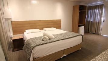 Quarto quádruplo conforto | 1 quarto, espaço de trabalho para notebook, Wi-Fi de cortesia