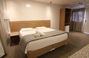 舒适四人房 | 笔记本电脑工作区、免费 WiFi、床单