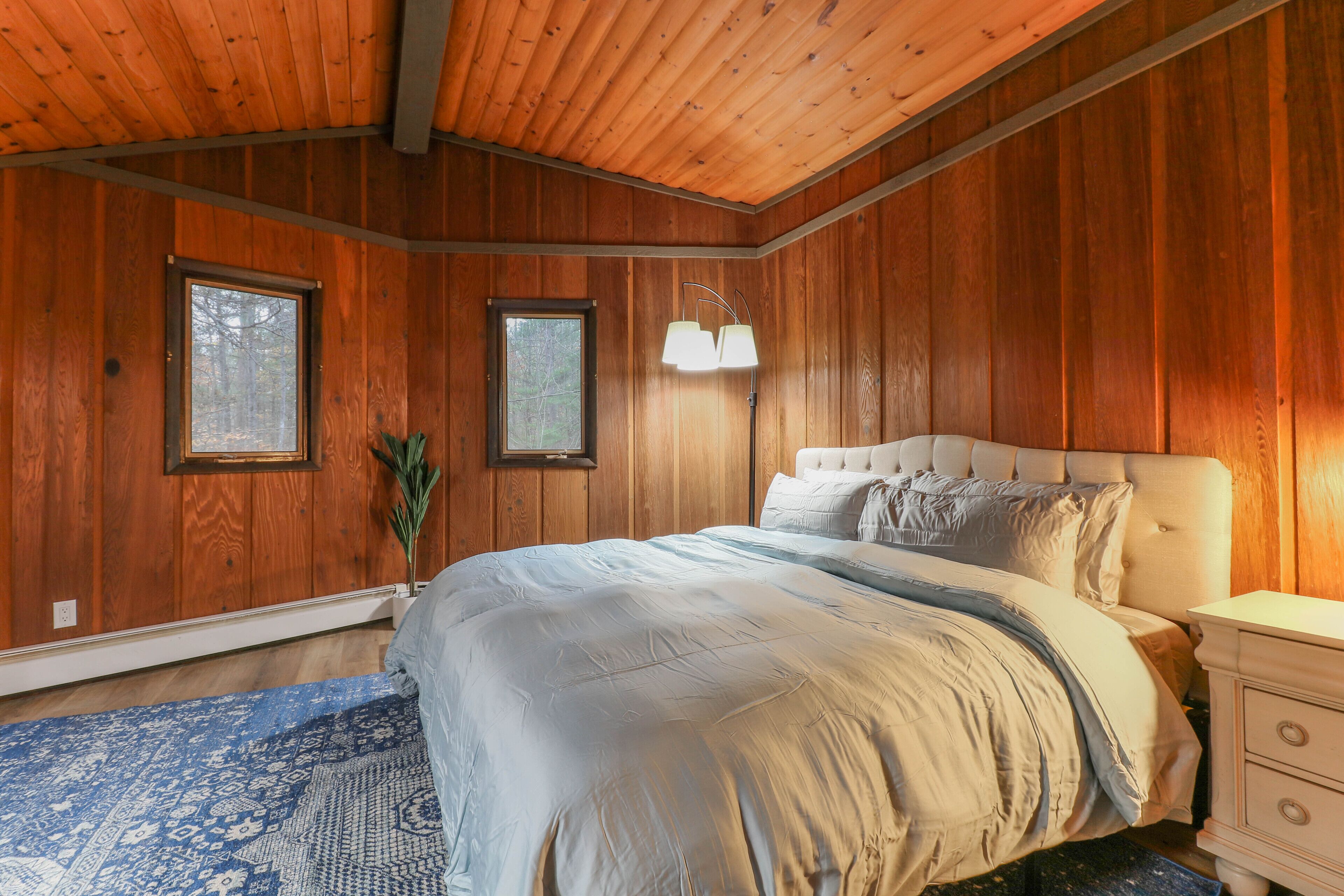 4 室のベッドルーム、デスク、アイロン / アイロン台、ベビーベッド