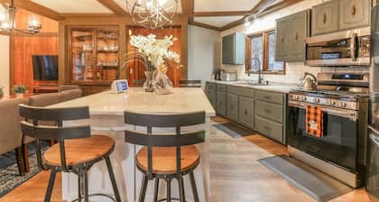 Lake Lodge w Pool Table & Water Toys - Close to Town