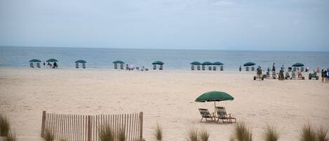 Platja a a prop i tovalloles de platja