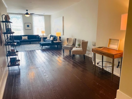 Smart TV. Amazing 1 Bedroom Apartment, Downtown Jonesborough