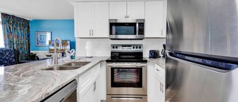 Refrigerador, microondas, horno, placa de cocina