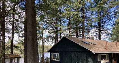 Cozy Open Concept Lake House with Large Deck & Waterfront, perfect for families!