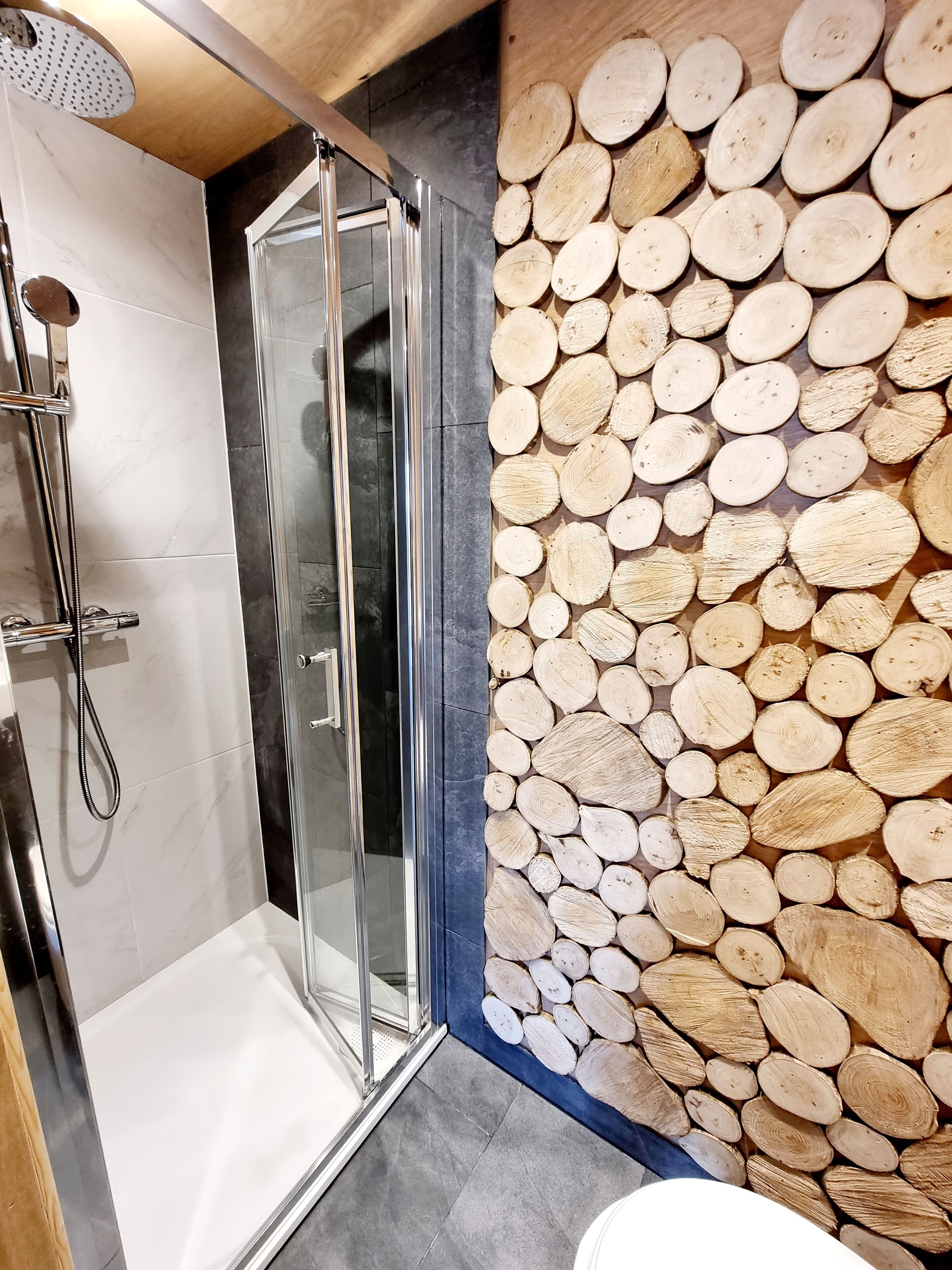 Combined shower/bathtub, jetted bath, hair dryer, towels