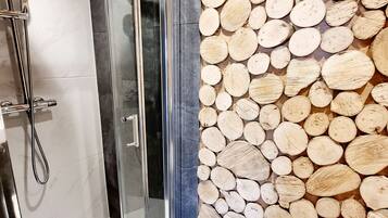 Combined shower/bathtub, jetted bath, hair dryer, towels