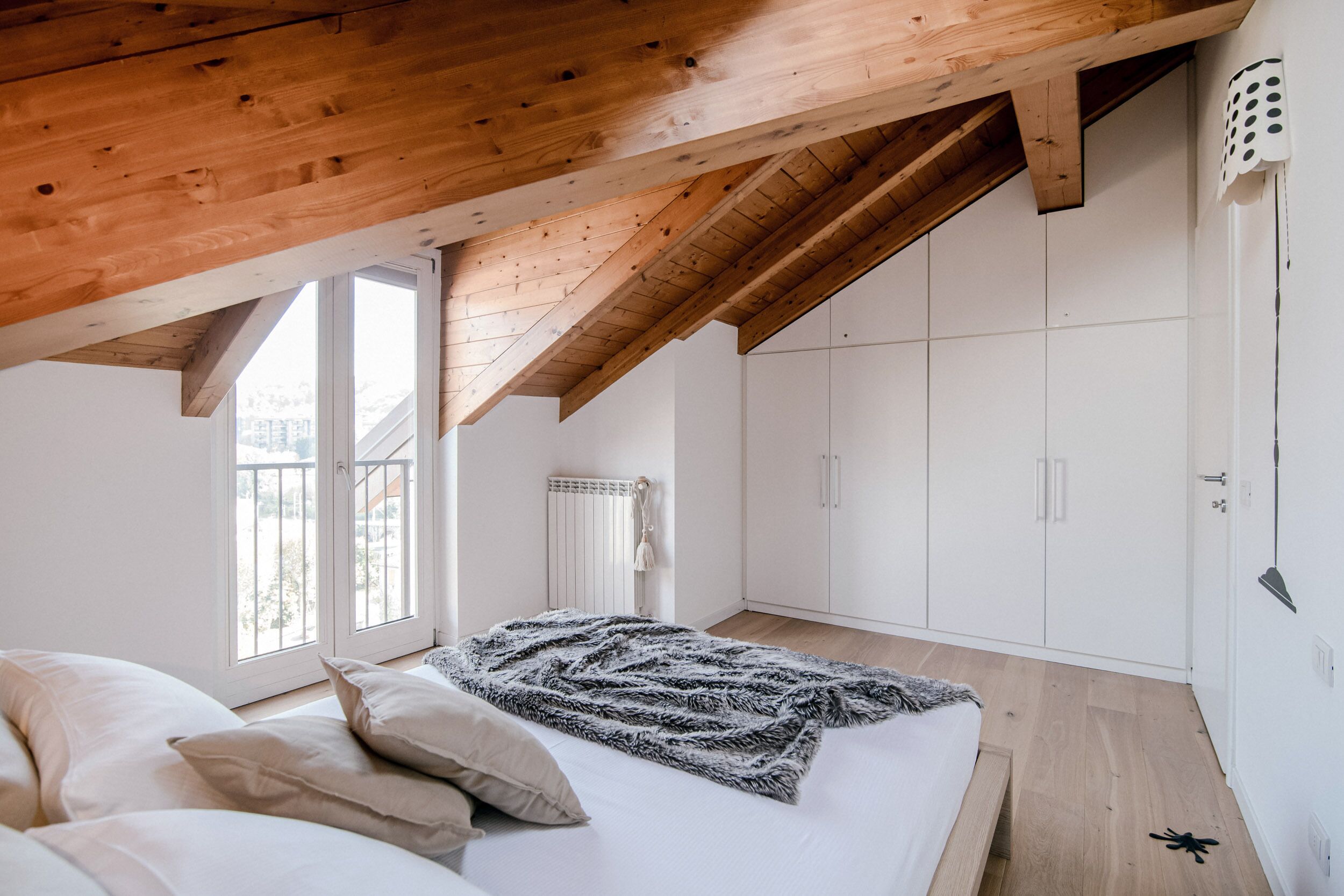 3 bedrooms, premium bedding, down comforters, desk