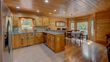 House, 3 Bedrooms | Private kitchen