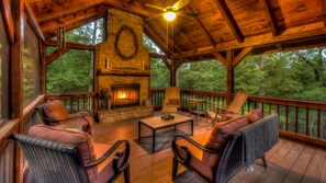 House, 3 Bedrooms | Balcony