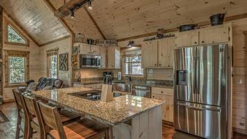 House, 3 Bedrooms | Private kitchen