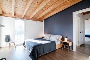 2 bedrooms, premium bedding, down duvets, blackout curtains - MyHomeInComo -  White Attic (Lipomo)