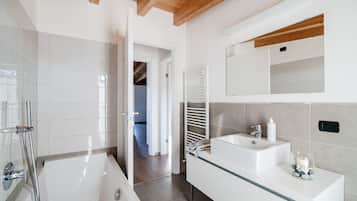 Căn hộ trung tâm thành phố | Phòng tắm | Máy sấy tóc, chậu vệ sinh/vòi rửa